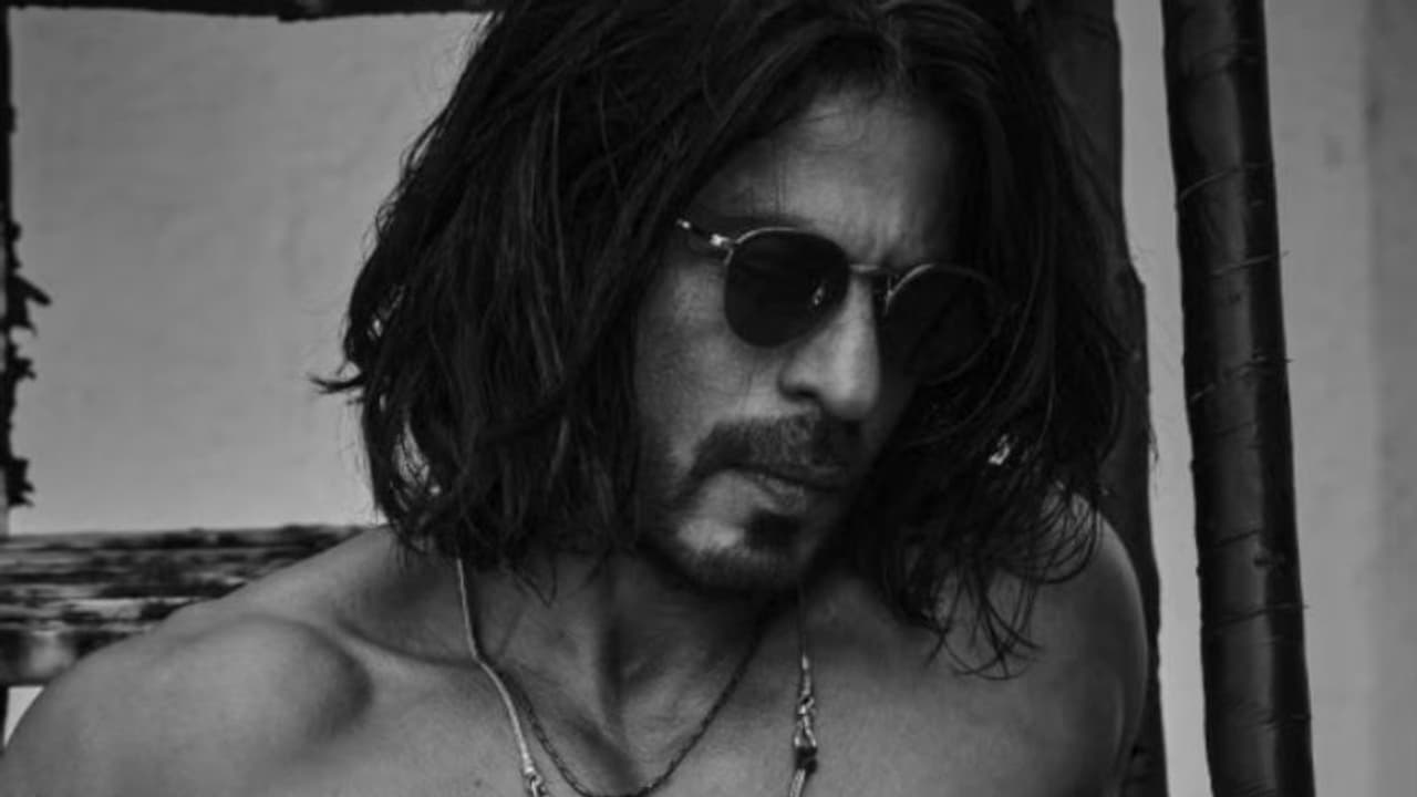 മകന് വേണ്ടി ഷര്‍ട്‍ലെസായി ഷാരൂഖ്