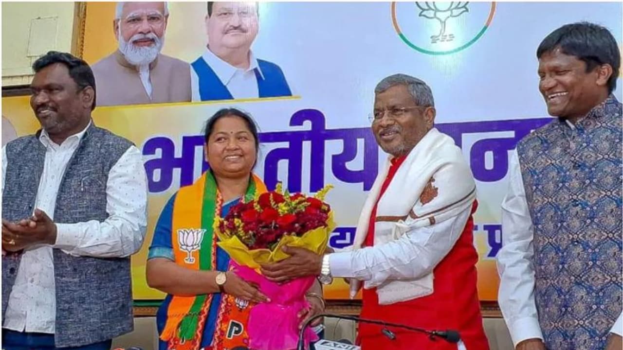 ജാർഖണ്ഡിലെ കോൺഗ്രസിന്റെ ഒരേയൊരു എംപി ഗീത കോഡ പാർട്ടി വിട്ട് ബിജെപിയിൽ ജാർഖണ്ഡിലെ കോൺഗ്രസിന്റെ ഒരേയൊരു എംപി ഗീത കോഡ പാർട്ടി വിട്ട് ബിജെപിയിൽ