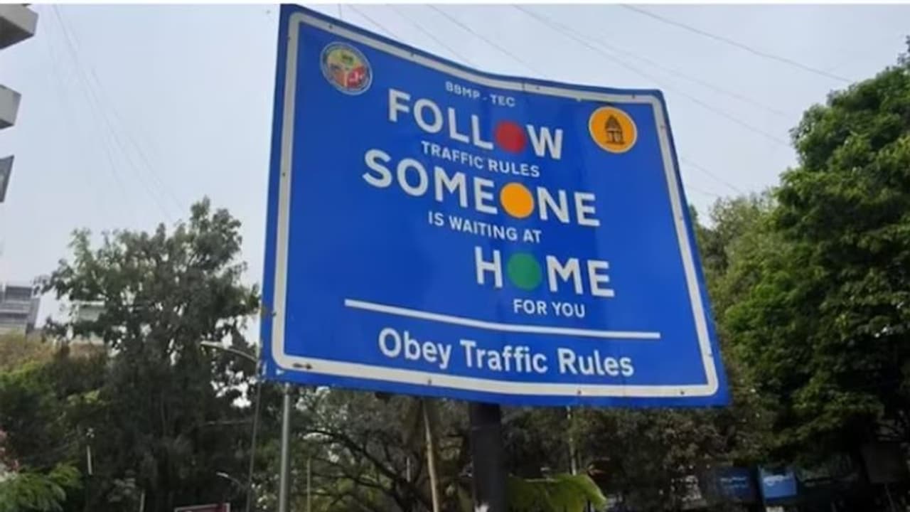 ട്രാഫിക് പൊലീസിന്‍റെ 'വറൈറ്റി' സൈൻബോര്‍ഡ്; സംഭവം 'ഹിറ്റ്' അടിച്ചൂ...