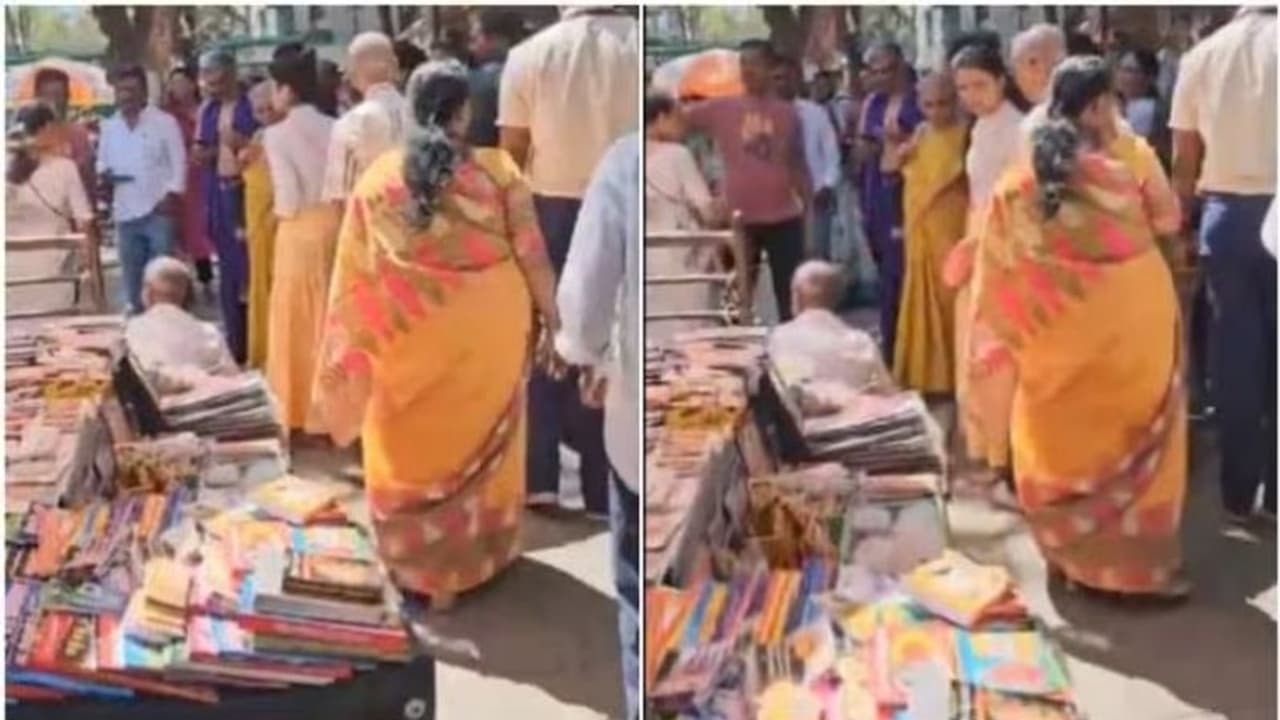 Watch: ಬೆಂಗಳೂರು ರಸ್ತೆಯಲ್ಲಿ ಮಗಳು ಅಕ್ಷತಾ ಜೊತೆ ನಾರಾಯಣ ಮೂರ್ತಿ, ಸುಧಾ ಮೂರ್ತಿ ಪುಸ್ತಕ ಹುಡುಕಾಟ! Watch: ಬೆಂಗಳೂರು ರಸ್ತೆಯಲ್ಲಿ ಮಗಳು ಅಕ್ಷತಾ ಜೊತೆ ನಾರಾಯಣ ಮೂರ್ತಿ, ಸುಧಾ ಮೂರ್ತಿ ಪುಸ್ತಕ ಹುಡುಕಾಟ!