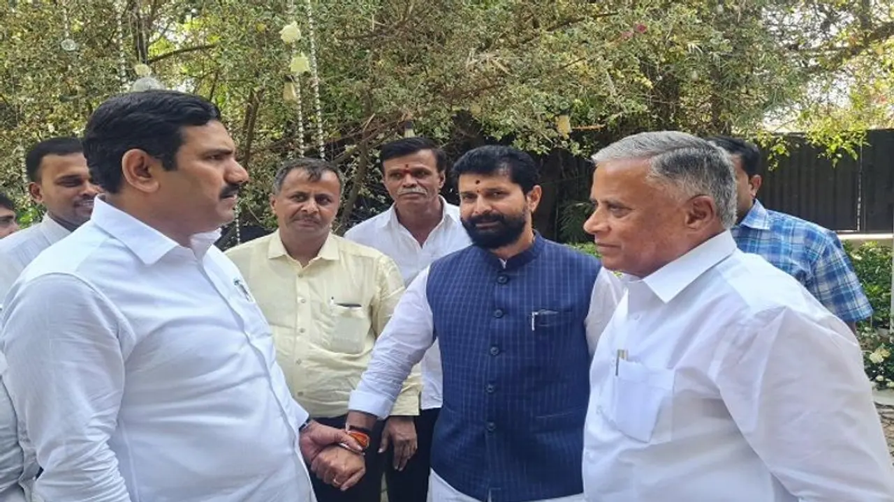 ಸೋಮಣ್ಣ ವಿಜಯೇಂದ್ರ ಮುನಿಸು ಶಮನವಾಯ್ತಾ?: ಕುತೂಹಲ ಮೂಡಿಸಿದ ಉಭಯ ನಾಯಕರ ಭೇಟಿ..! ಸೋಮಣ್ಣ ವಿಜಯೇಂದ್ರ ಮುನಿಸು ಶಮನವಾಯ್ತಾ?: ಕುತೂಹಲ ಮೂಡಿಸಿದ ಉಭಯ ನಾಯಕರ ಭೇಟಿ..!