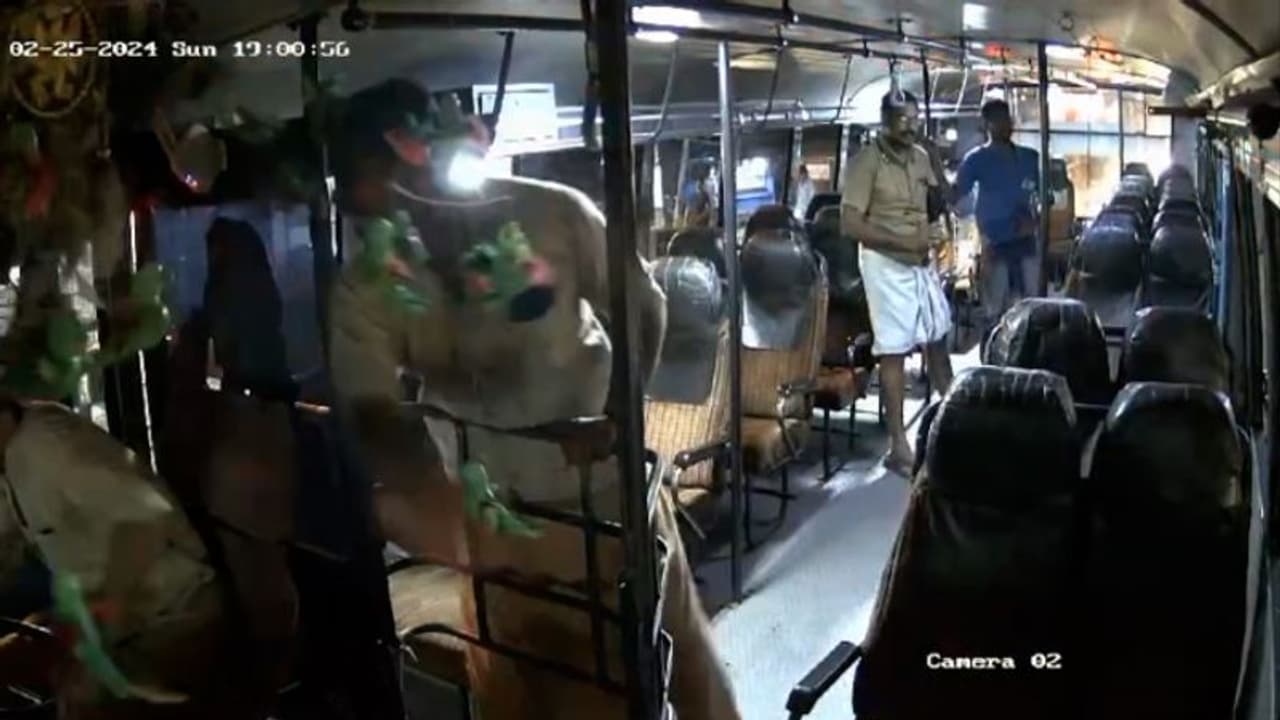 ഓടിക്കൊണ്ടിരിക്കെ സെന്റ് തോമസിലെ ഡ്രൈവറെ കയ്യേറ്റം ചെയ്ത് 'മൈത്രി' ജീവനക്കാരൻ, കയ്യേറ്റം, അടിപിടി, പരാതി ഓടിക്കൊണ്ടിരിക്കെ സെന്റ് തോമസിലെ ഡ്രൈവറെ കയ്യേറ്റം ചെയ്ത് 'മൈത്രി' ജീവനക്കാരൻ, കയ്യേറ്റം, അടിപിടി, പരാതി