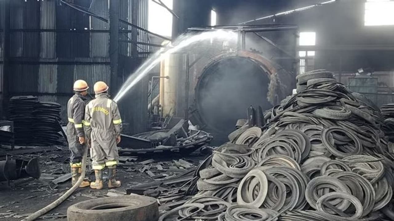 Meerut News:मेरठ में टायर फैक्ट्री का बॉयलर फटा, दो कर्मचारियों की मौत, तीन झुलसे Meerut News:मेरठ में टायर फैक्ट्री का बॉयलर फटा, दो कर्मचारियों की मौत, तीन झुलसे