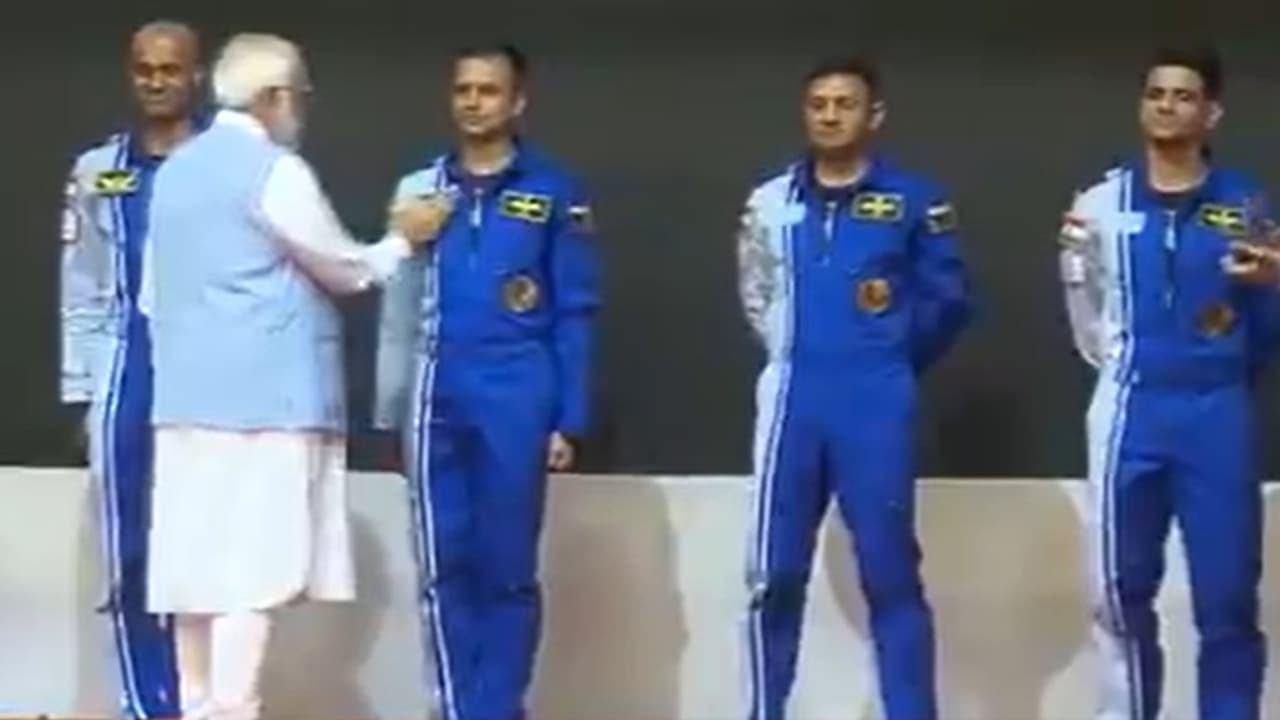 ககன்யான் திட்டத்தில் விண்வெளிக்குச் செல்லும் 4 பேர் யார்? கேரளாவில் அறிமுகப்படுத்திய பிரதமர் மோடி!