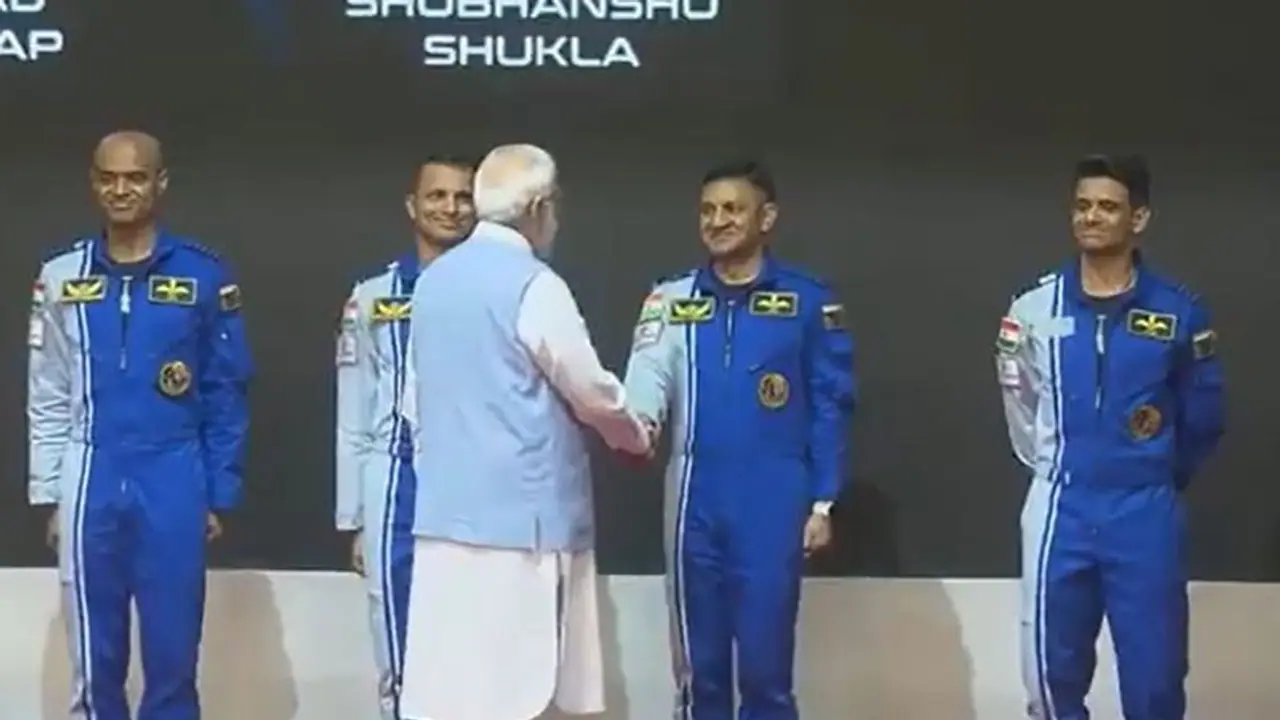 ಭಾರತದ ಚೊಚ್ಚಲ ಗಗನಯಾತ್ರೆಗೆ ಸಿದ್ಧತೆ: ಗಗನಯಾತ್ರಿಗಳ ಹೆಸರು ಬಹಿರಂಗಪಡಿಸಿದ ಪ್ರಧಾನಿ ಭಾರತದ ಚೊಚ್ಚಲ ಗಗನಯಾತ್ರೆಗೆ ಸಿದ್ಧತೆ: ಗಗನಯಾತ್ರಿಗಳ ಹೆಸರು ಬಹಿರಂಗಪಡಿಸಿದ ಪ್ರಧಾನಿ