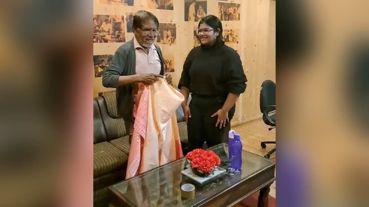 தாத்தா வழியில் பேத்தி... இயக்குனராகிய பேத்தி மதிவதினிக்கு இன்ப அதிர்ச்சி கொடுத்த பாரதிராஜா வைரலாகும் வீடியோ