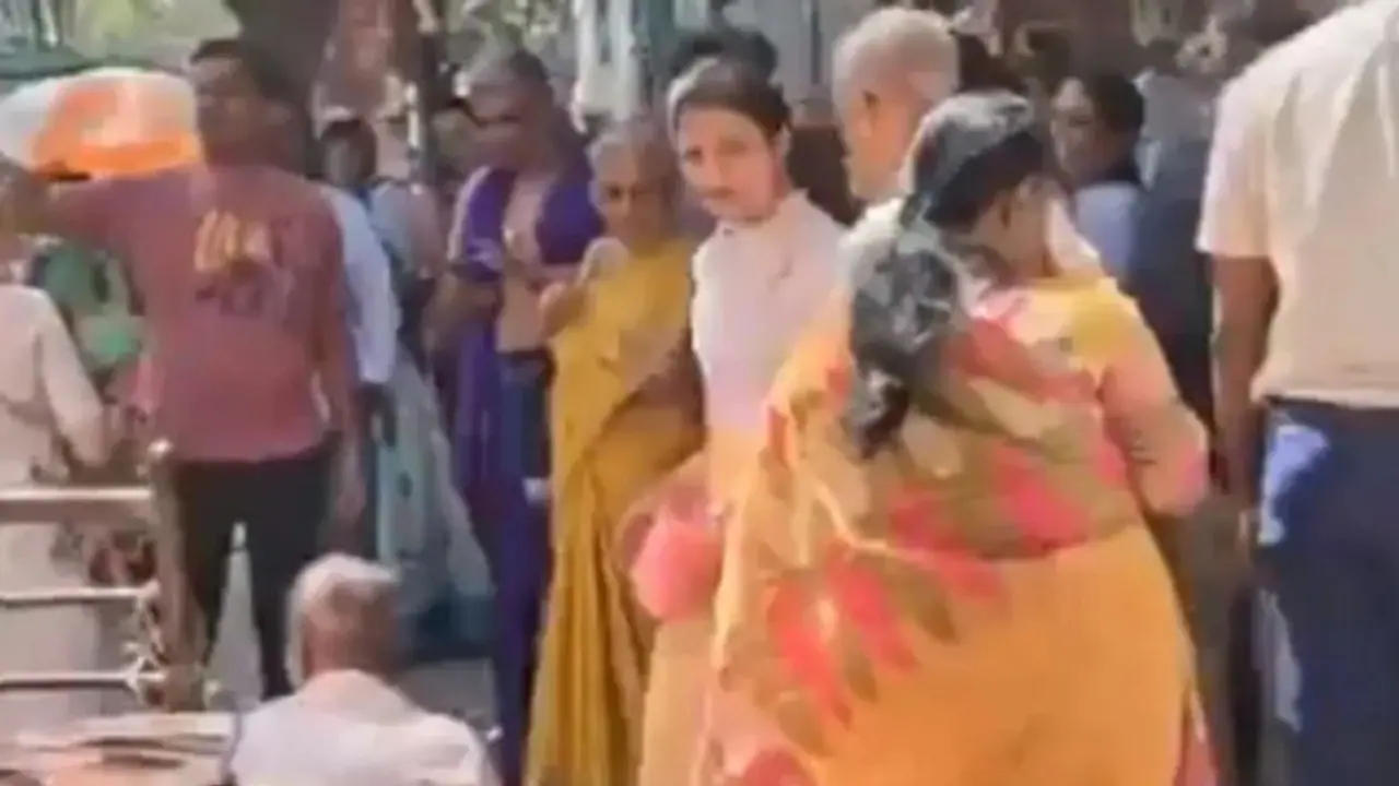 பிஸியான பெங்களூரு.. செக்யூரிட்டி கூட இல்ல மொத்த குடும்பத்துடன் ஜாலியாக வலம் வந்த UK PMன் மனைவி அக்ஷதா! பிஸியான பெங்களூரு.. செக்யூரிட்டி கூட இல்ல மொத்த குடும்பத்துடன் ஜாலியாக வலம் வந்த UK PMன் மனைவி அக்ஷதா!