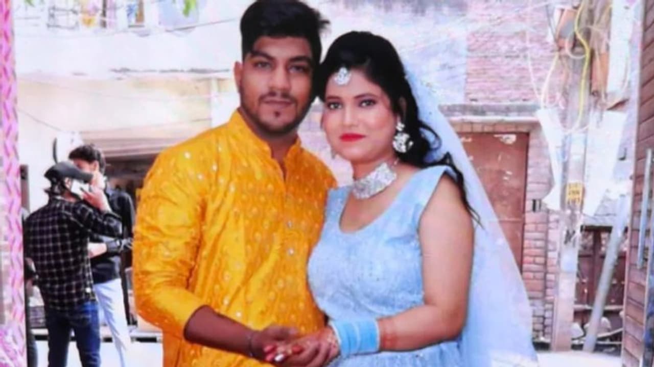 జూలో గుండెపోటుతో 25 ఏళ్ల వ్యక్తి మృతి, షాక్ తో బిల్డింగ్ మీదినుంచి దూకి భార్య ఆత్మహత్య... జూలో గుండెపోటుతో 25 ఏళ్ల వ్యక్తి మృతి, షాక్ తో బిల్డింగ్ మీదినుంచి దూకి భార్య ఆత్మహత్య...