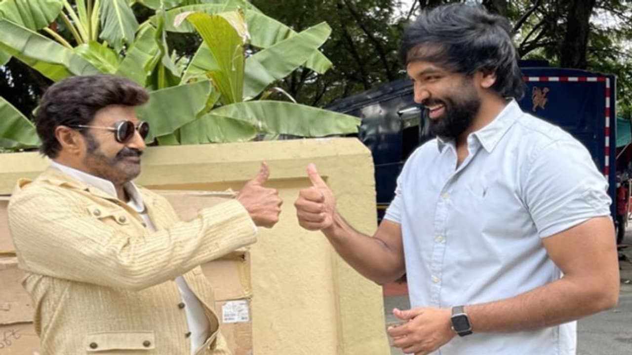 బాలకృష్ణతో మాట్లాడుతున్న మంచు విష్ణు.. `కన్నప్ప` లెక్కలు మార్చేస్తున్న మంచు హీరో బాలకృష్ణతో మాట్లాడుతున్న మంచు విష్ణు.. `కన్నప్ప` లెక్కలు మార్చేస్తున్న మంచు హీరో