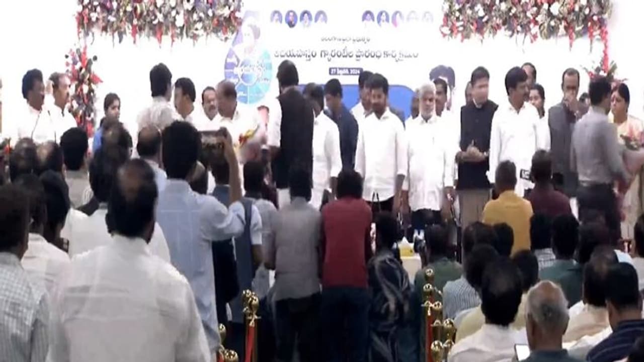 రూ. 500లకే గ్యాస్ సిలిండర్, గృహజ్యోతి పథకాలు: ప్రారంభించిన రేవంత్ రూ. 500లకే గ్యాస్ సిలిండర్, గృహజ్యోతి పథకాలు: ప్రారంభించిన రేవంత్