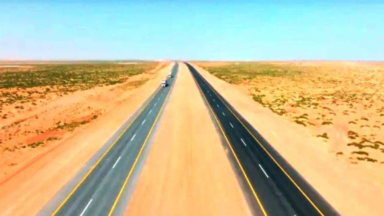 ഇനി ഖത്തറിലേക്കും യുഎഇയിലേക്കും യാത്രാസമയം ഒരു മണിക്കൂർ കുറയും; സൗദി അറേബ്യയിൽ പുതിയ റോഡ് തുറന്നു ഇനി ഖത്തറിലേക്കും യുഎഇയിലേക്കും യാത്രാസമയം ഒരു മണിക്കൂർ കുറയും; സൗദി അറേബ്യയിൽ പുതിയ റോഡ് തുറന്നു