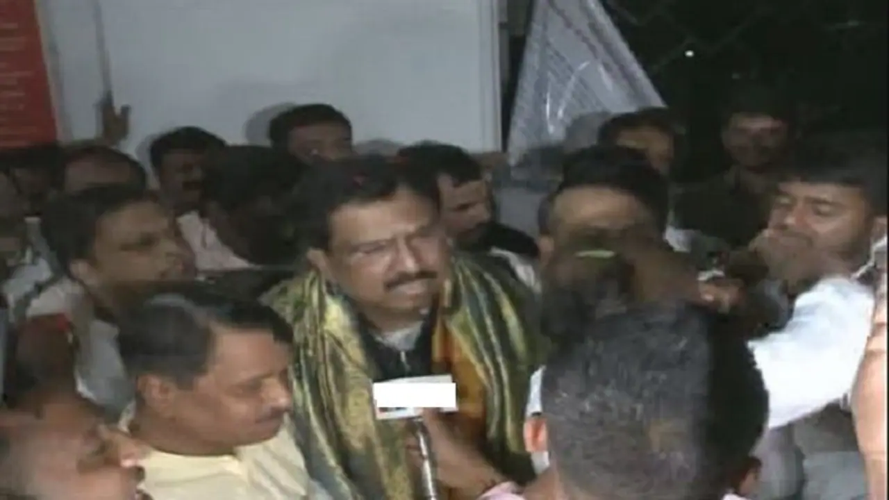 Watch: ಇದೆಂಥಾ ಸಂಭ್ರಮ... ವಿಧಾನಸೌಧದಲ್ಲಿ ಪಾಕಿಸ್ತಾನ್ ಜಿಂದಾಬಾದ್ ಘೋಷಣೆ! Watch: ಇದೆಂಥಾ ಸಂಭ್ರಮ... ವಿಧಾನಸೌಧದಲ್ಲಿ ಪಾಕಿಸ್ತಾನ್ ಜಿಂದಾಬಾದ್ ಘೋಷಣೆ!