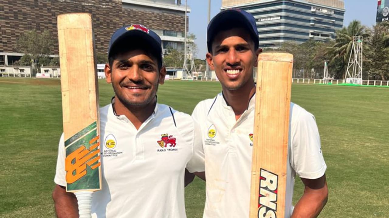 Ranji Trophy: క్రికెట్ చరిత్రలో ఇదే తొలిసారి.. ముంబై ప్లేయర్ల అద్భుత ఫీట్ ! Ranji Trophy: క్రికెట్ చరిత్రలో ఇదే తొలిసారి.. ముంబై ప్లేయర్ల అద్భుత ఫీట్ !