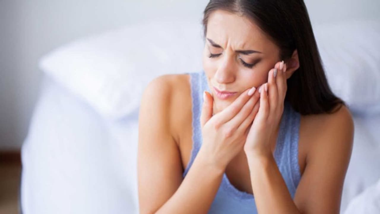 പല്ലുവേദന അകറ്റാന് വീട്ടില് തന്നെ ചെയ്യാവുന്ന ചില പൊടിക്കൈകള്... പല്ലുവേദന അകറ്റാന് വീട്ടില് തന്നെ ചെയ്യാവുന്ന ചില പൊടിക്കൈകള്...