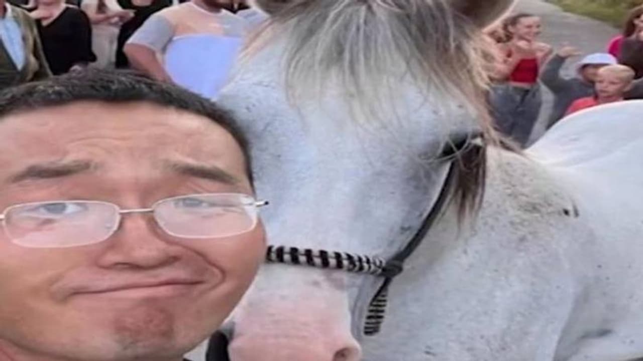 2500 കിലോമീറ്റർ, യൂറോപ്പിൽ നിന്നും ഏഷ്യയിലേക്ക് കുതിരപ്പുറത്ത് യാത്ര ചെയ്ത് യുവാവ്