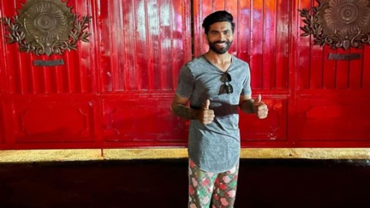 ஒரு ரசிகனாக தோனி வீட்டு கேட் முன் நின்று போட்டோ எடுத்த ஜடேஜா – வைரலாகும் புகைப்படம்! ஒரு ரசிகனாக தோனி வீட்டு கேட் முன் நின்று போட்டோ எடுத்த ஜடேஜா – வைரலாகும் புகைப்படம்!