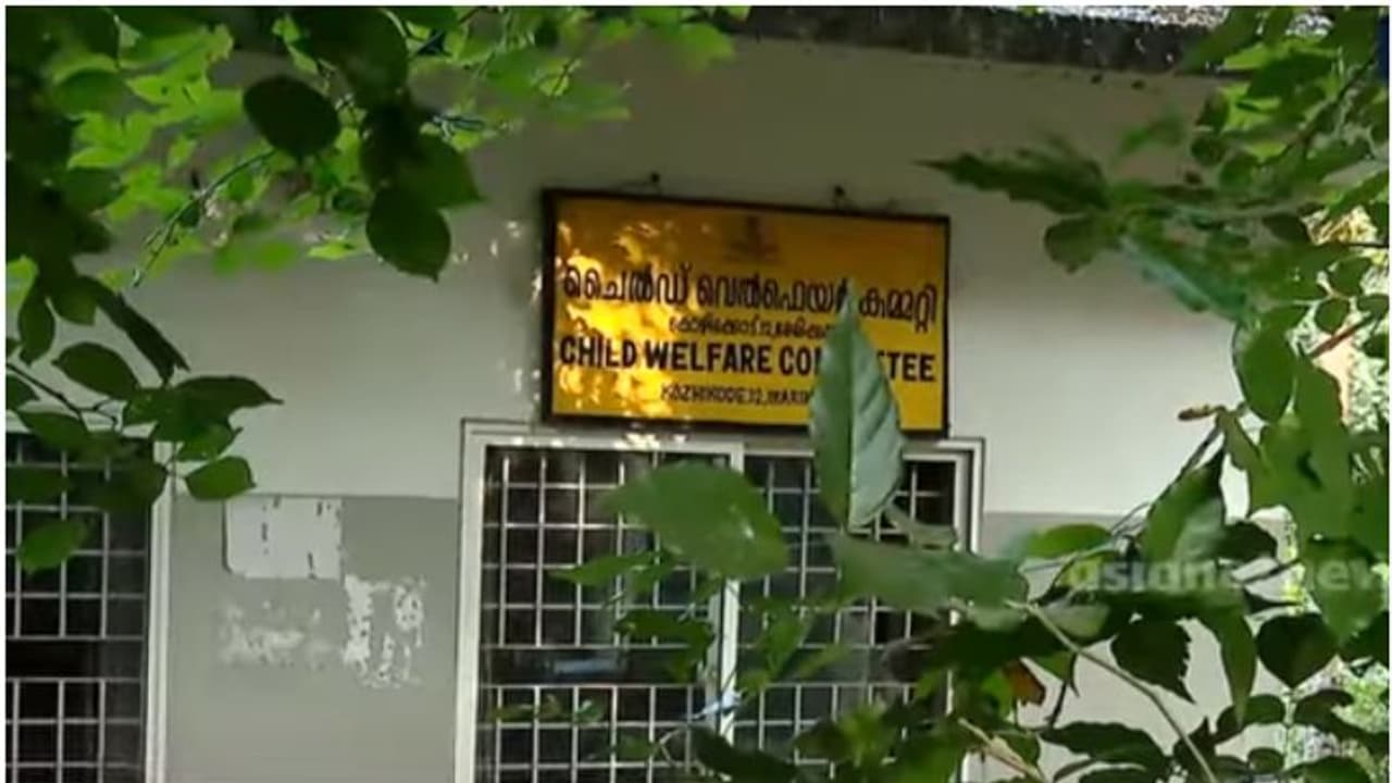 പരസ്പരമകറ്റപ്പെട്ട അച്ഛനും മകനും 17 വർഷത്തിന് ശേഷം കണ്ടുമുട്ടി; ഉള്ളുനിറയ്ക്കും കൂടിച്ചേരൽ സിഡബ്ല്യുസി ഓഫീസിൽ പരസ്പരമകറ്റപ്പെട്ട അച്ഛനും മകനും 17 വർഷത്തിന് ശേഷം കണ്ടുമുട്ടി; ഉള്ളുനിറയ്ക്കും കൂടിച്ചേരൽ സിഡബ്ല്യുസി ഓഫീസിൽ