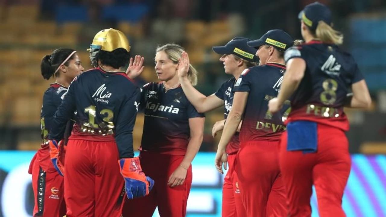 WPL 2024: ஒரே போட்டியில் மும்பை இந்தியன்ஸை கீழே இறக்கிய ஆர்சிபி – போட்டா போட்டி போடும் மும்பை அண்ட் ஆர்சிபி! WPL 2024: ஒரே போட்டியில் மும்பை இந்தியன்ஸை கீழே இறக்கிய ஆர்சிபி – போட்டா போட்டி போடும் மும்பை அண்ட் ஆர்சிபி!