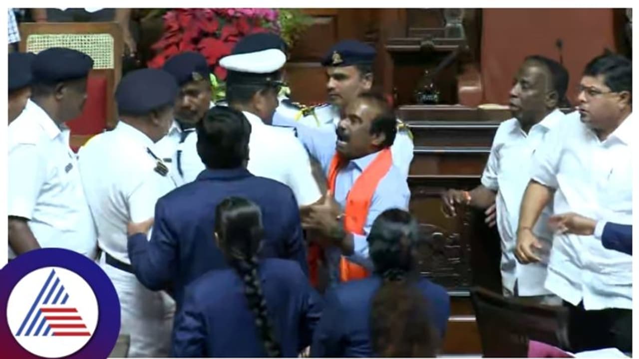 ಪರಿಷತ್ ಗದ್ದಲ ತಾರಕ್ಕಕ್ಕೆ, ರವಿಕುಮಾರ್ ಜಬ್ಬಾರ್ ನಡುವಿನ ಗಲಾಟೆ ನಿಲ್ಲಿಸಲು ಮಾರ್ಷಲ್ಗಳ ಎಂಟ್ರಿ! ಪರಿಷತ್ ಗದ್ದಲ ತಾರಕ್ಕಕ್ಕೆ, ರವಿಕುಮಾರ್ ಜಬ್ಬಾರ್ ನಡುವಿನ ಗಲಾಟೆ ನಿಲ್ಲಿಸಲು ಮಾರ್ಷಲ್ಗಳ ಎಂಟ್ರಿ!