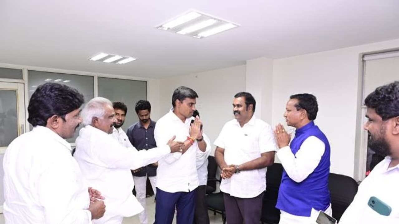 జనసేనతో పొత్తు ఎఫెక్ట్ ... టిడిపికి మాజీ మంత్రి రాజీనామా, వైసిపిలోకి జంప్...