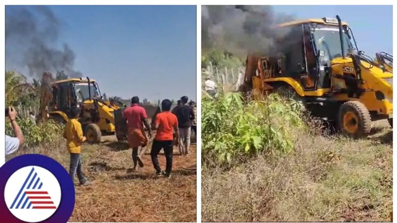 ಬೆಂಗಳೂರು: ಒತ್ತುವರಿ ತೆರವಿನ ವೇಳೆ ಪೊಲೀಸರ ಎದುರೇ ಜೆಸಿಬಿಗೆ ಬೆಂಕಿ ಇಟ್ಟ ಕಿಡಿಗೇಡಿಗಳು ಬೆಂಗಳೂರು: ಒತ್ತುವರಿ ತೆರವಿನ ವೇಳೆ ಪೊಲೀಸರ ಎದುರೇ ಜೆಸಿಬಿಗೆ ಬೆಂಕಿ ಇಟ್ಟ ಕಿಡಿಗೇಡಿಗಳು