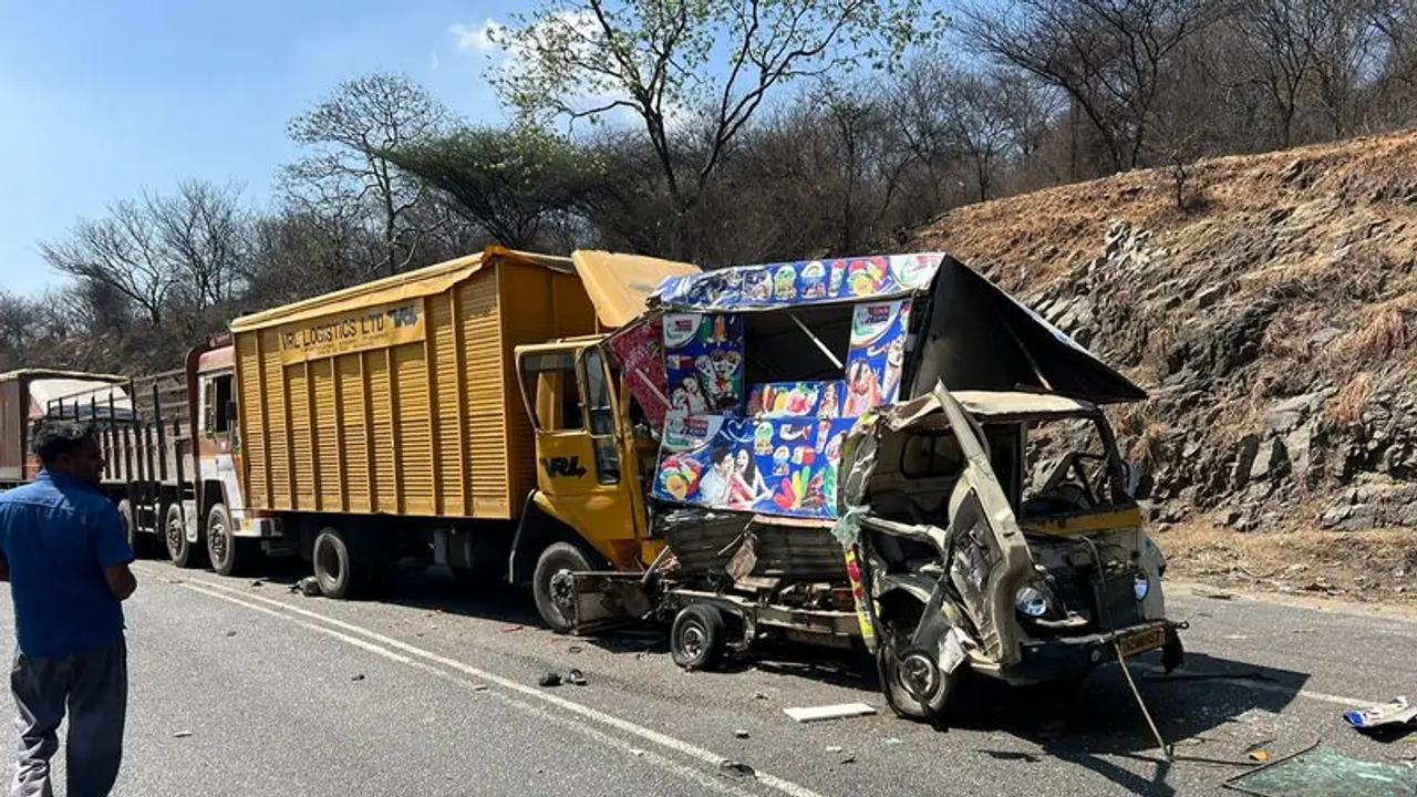 தொப்பூர் கணவாயில் மீண்டும் கோர விபத்து; 3 கார்கள், 1 லாரி சேதம், 3 பேர் காயம்