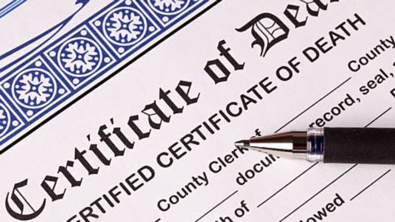 80 കാരിയുടെ വ്യാജമരണസർട്ടിഫിക്കറ്റ്, താന് ജീവിച്ചിരിപ്പുണ്ടെന്ന് തെളിയിക്കാൻ എട്ടുമാസം നെട്ടോട്ടമോടി സ്ത്രീ 80 കാരിയുടെ വ്യാജമരണസർട്ടിഫിക്കറ്റ്, താന് ജീവിച്ചിരിപ്പുണ്ടെന്ന് തെളിയിക്കാൻ എട്ടുമാസം നെട്ടോട്ടമോടി സ്ത്രീ