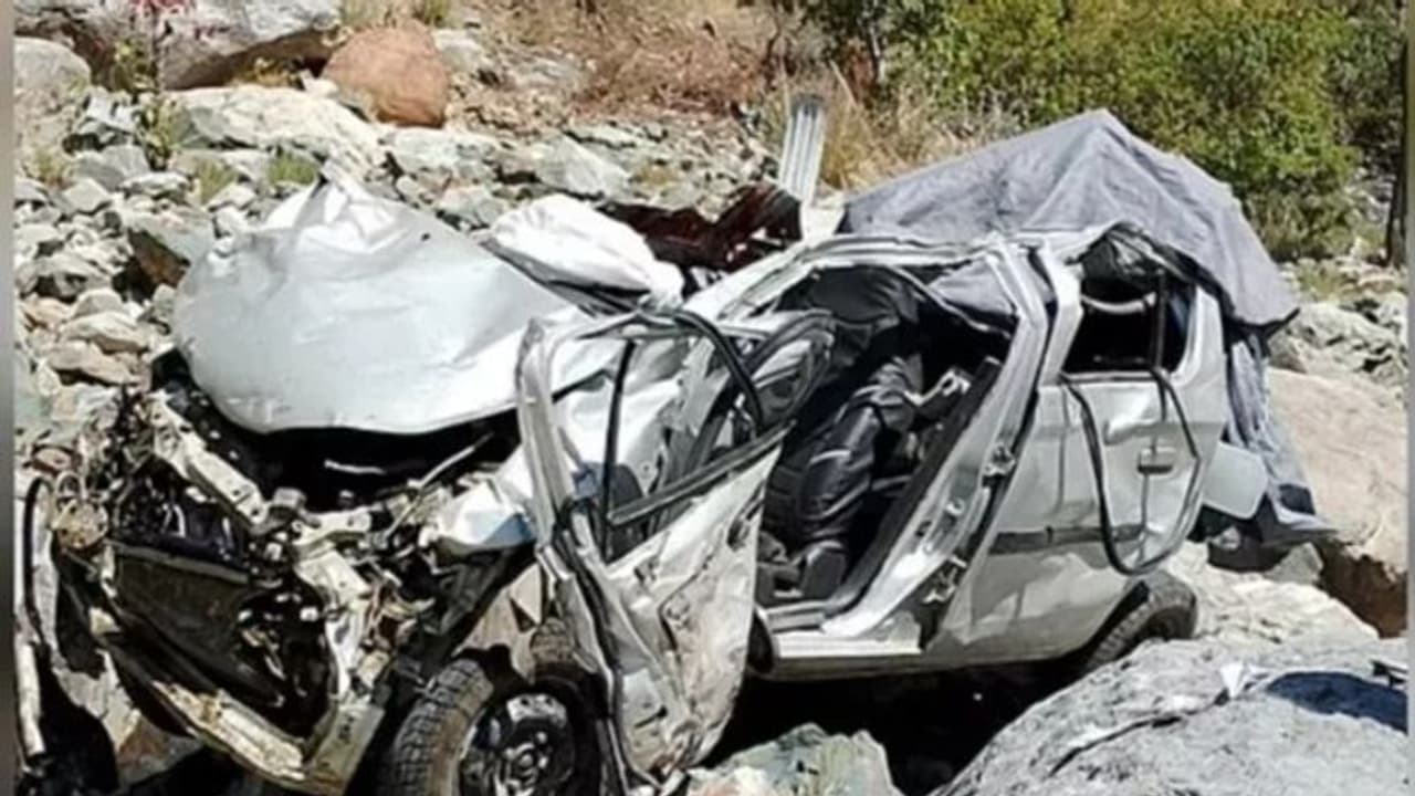 Uttarakhand News:उत्तराखंड में हादसा, 800 फीट गहरी खाई में गिरी कार, हिमाचल प्रदेश के 6 श्रद्धालुओं की मौत