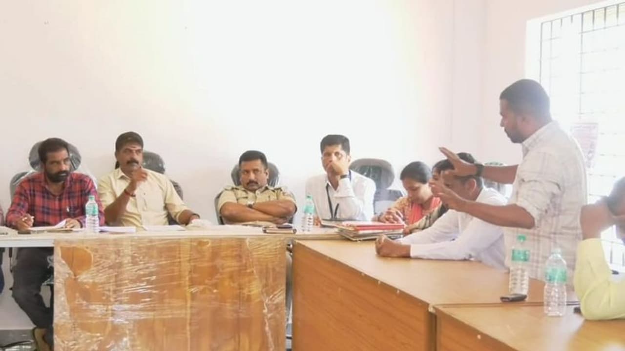 Kodagu: ರಣಾಂಗಣವಾದ ಸುಂಟಿಕೊಪ್ಪ ಗ್ರಾಮ ಪಂಚಾಯಿತಿ ಟೆಂಡರ್ ಪ್ರಕ್ರಿಯೆ ಸಭೆ: ಅಸಲಿಗೆ ಆಗಿದ್ದೇನು? Kodagu: ರಣಾಂಗಣವಾದ ಸುಂಟಿಕೊಪ್ಪ ಗ್ರಾಮ ಪಂಚಾಯಿತಿ ಟೆಂಡರ್ ಪ್ರಕ್ರಿಯೆ ಸಭೆ: ಅಸಲಿಗೆ ಆಗಿದ್ದೇನು?