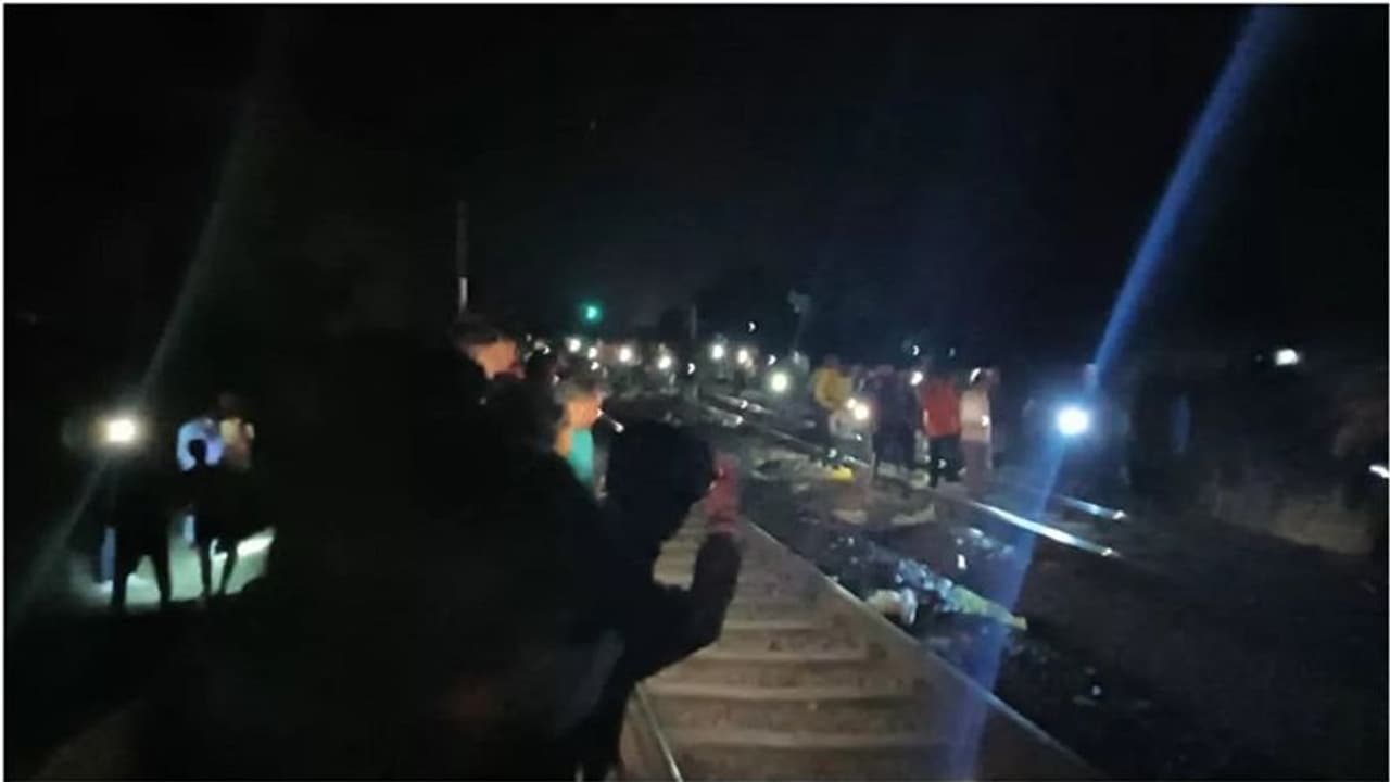 झारखंड: एक ट्रेन से जान बचाकर कूदे तो दूसरी ने रौंदा, जामताड़ा में ट्रेन की चपेट में आने से 12 की मौत