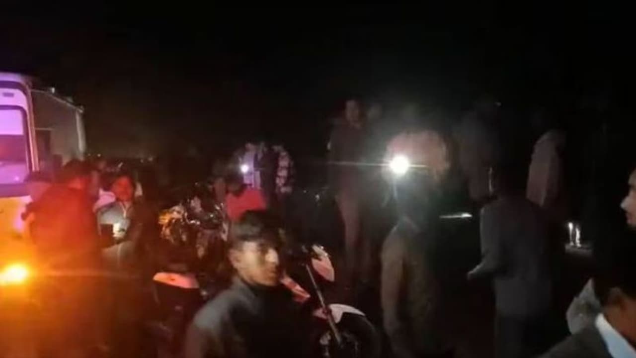 ஜார்கண்ட் மாநிலத்தில் ரயில் மோதி 2 பேர் பலி.. தண்டவாளத்தில் நடந்து சென்ற போது நேர்ந்த விபரீதம்! ஜார்கண்ட் மாநிலத்தில் ரயில் மோதி 2 பேர் பலி.. தண்டவாளத்தில் நடந்து சென்ற போது நேர்ந்த விபரீதம்!