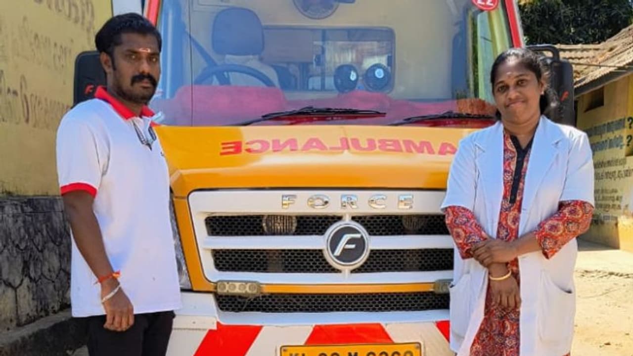 108 ലേക്ക് ഫോൺ, പിന്നാലെ ആംബുലൻസ് പാഞ്ഞെത്തി; യുവതിക്ക് വീട്ടിൽ പ്രസവം, രക്ഷകരായി കനിവ് ജീവനക്കാർ 108 ലേക്ക് ഫോൺ, പിന്നാലെ ആംബുലൻസ് പാഞ്ഞെത്തി; യുവതിക്ക് വീട്ടിൽ പ്രസവം, രക്ഷകരായി കനിവ് ജീവനക്കാർ