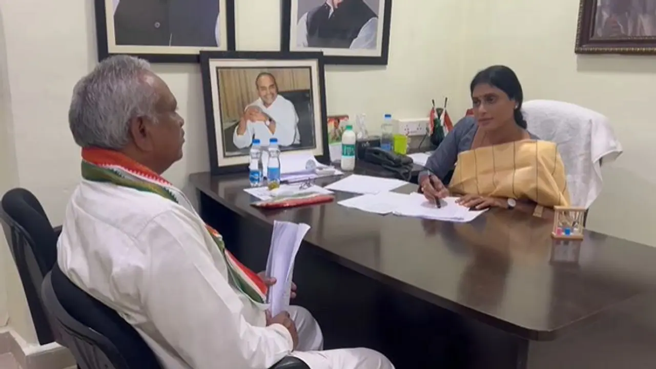 కాంగ్రెస్ లో కార్పోరేట్ స్టైల్ ... ఆ నాయకులను ఇంటర్వ్యూ చేసిన షర్మిల, ఎందుకో తెలుసా? కాంగ్రెస్ లో కార్పోరేట్ స్టైల్ ... ఆ నాయకులను ఇంటర్వ్యూ చేసిన షర్మిల, ఎందుకో తెలుసా?