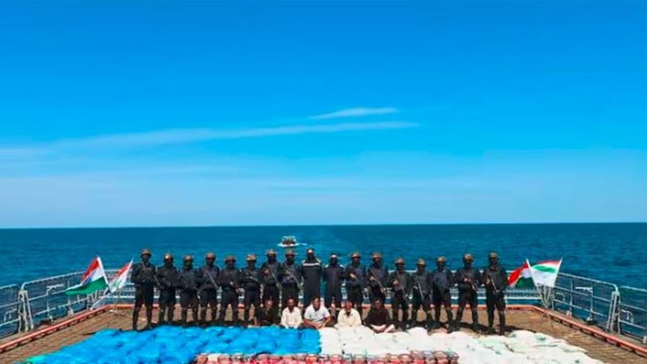 ಅರಬ್ಬಿ ಸಮುದ್ರದಲ್ಲಿ ಭರ್ಜರಿ ಕಾರ್ಯಾಚರಣೆ : ಏಕಕಾಲಕ್ಕೆ 2000 ಕೋಟಿ ಮೌಲ್ಯದ 3300 ಕೇಜಿ ಡ್ರಗ್ಸ್‌ ವಶ