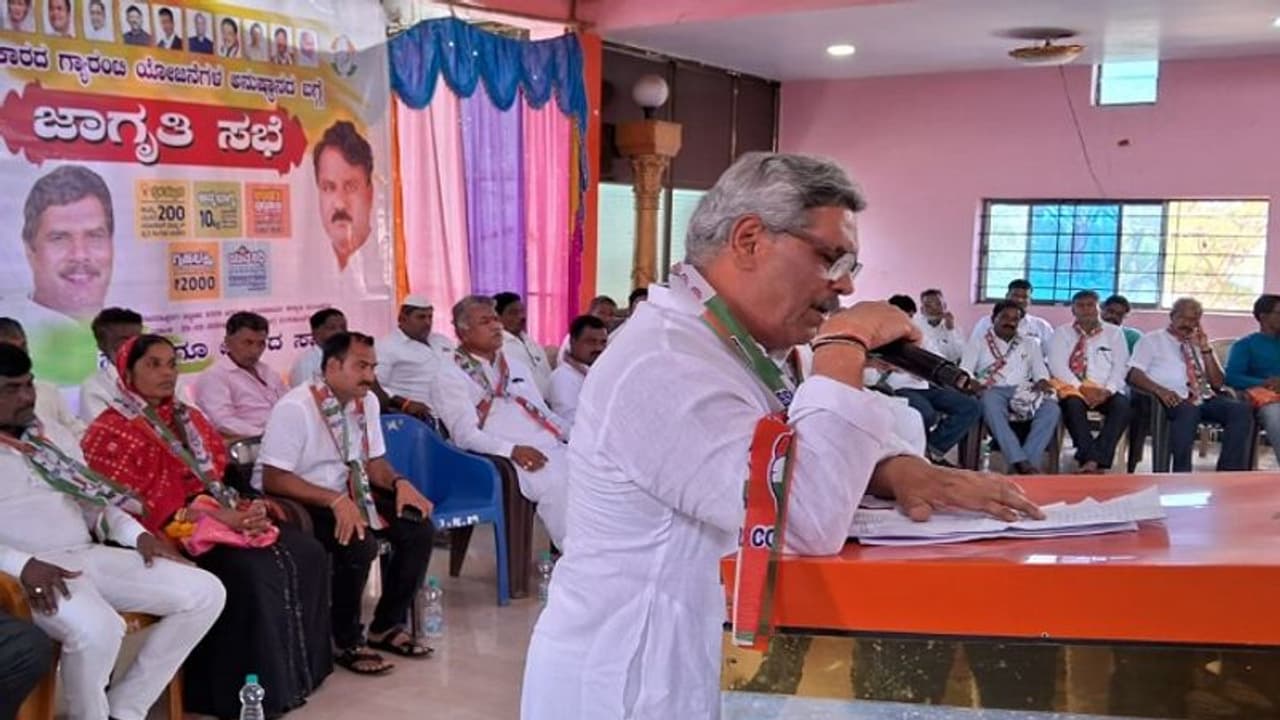 ಪಂಚ ಗ್ಯಾರಂಟಿ ವಿರೋಧಿಸಿ ಕೇಂದ್ರ ಕಾಪಿ ಮಾಡುತ್ತಿದೆ: ರಾಜು ಆಲಗೂರ ಪಂಚ ಗ್ಯಾರಂಟಿ ವಿರೋಧಿಸಿ ಕೇಂದ್ರ ಕಾಪಿ ಮಾಡುತ್ತಿದೆ: ರಾಜು ಆಲಗೂರ