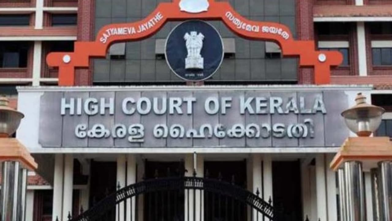 വിദ്യാർത്ഥി രാഷ്ട്രീയം നിരോധിക്കാനാവില്ല, രാഷ്ട്രീയ കളികൾ നിരോധിച്ചാൽ മതിയെന്ന് ഹൈക്കോടതി വിദ്യാർത്ഥി രാഷ്ട്രീയം നിരോധിക്കാനാവില്ല, രാഷ്ട്രീയ കളികൾ നിരോധിച്ചാൽ മതിയെന്ന് ഹൈക്കോടതി