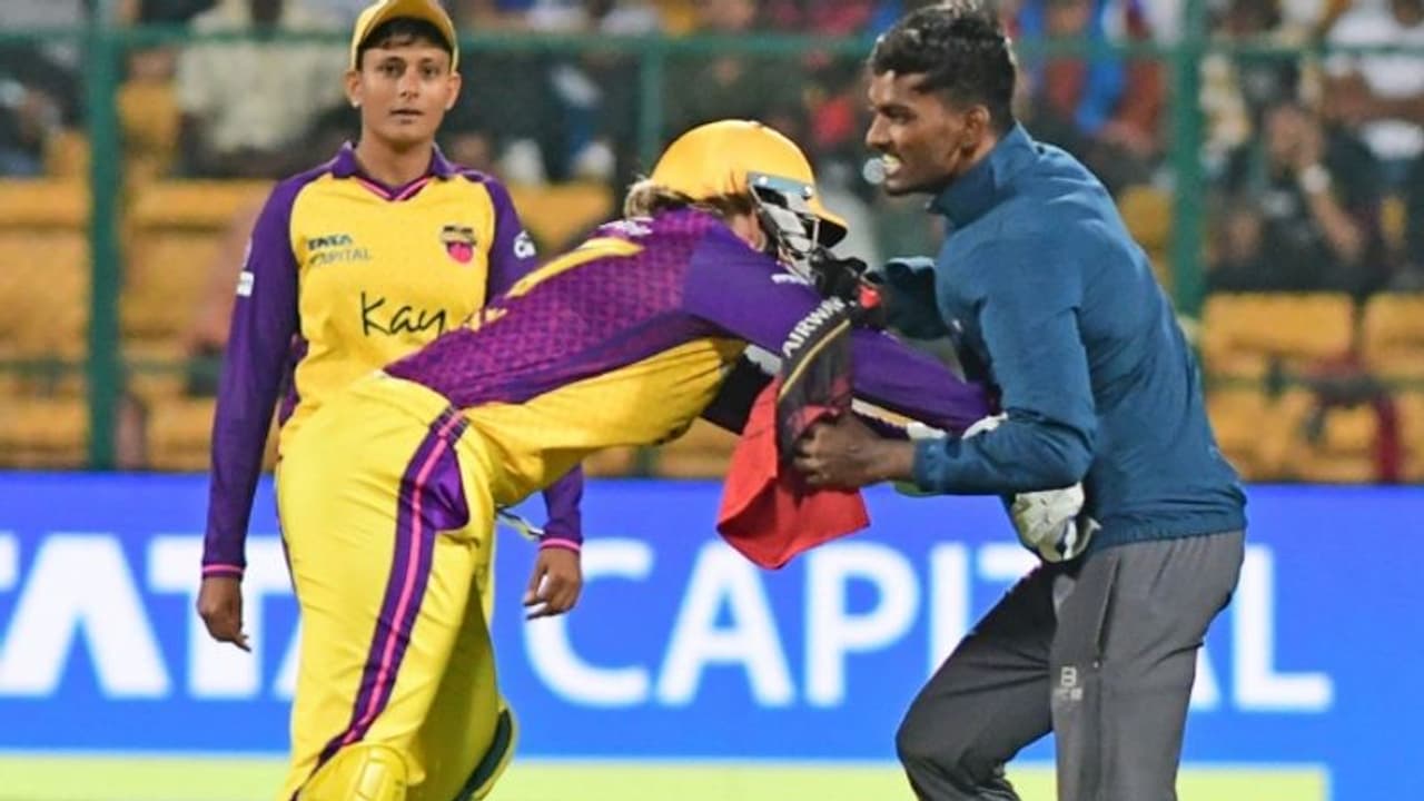 വനിതാ ഐപിഎല്ലിൽ പിച്ചിലേക്ക് ഓടിയിറങ്ങിയ ആരാധകന്‍റെ മര്‍മസ്ഥാനത്ത് തന്നെ ഇടി കൊടുത്ത് അലീസ ഹീലി