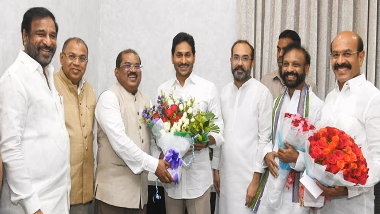 వైఎస్ఆర్సీపీలో చేరిన మాజీ ఐఎఎస్ అధికారి ఇంతియాజ్: కర్నూల్ అసెంబ్లీ నుండి పోటీ వైఎస్ఆర్సీపీలో చేరిన మాజీ ఐఎఎస్ అధికారి ఇంతియాజ్: కర్నూల్ అసెంబ్లీ నుండి పోటీ
