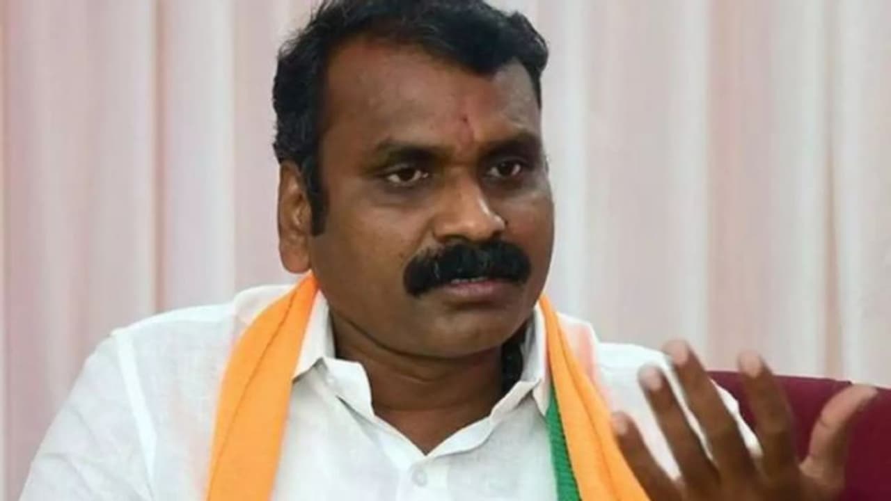 செய்தியாளர்களை கொடூரமாக தாக்கிய திமுக நிர்வாகி.. இது தான் போலி திராவிட மாடல் குமுறும் அமைச்சர் எல். முருகன்! செய்தியாளர்களை கொடூரமாக தாக்கிய திமுக நிர்வாகி.. இது தான் போலி திராவிட மாடல் குமுறும் அமைச்சர் எல். முருகன்!