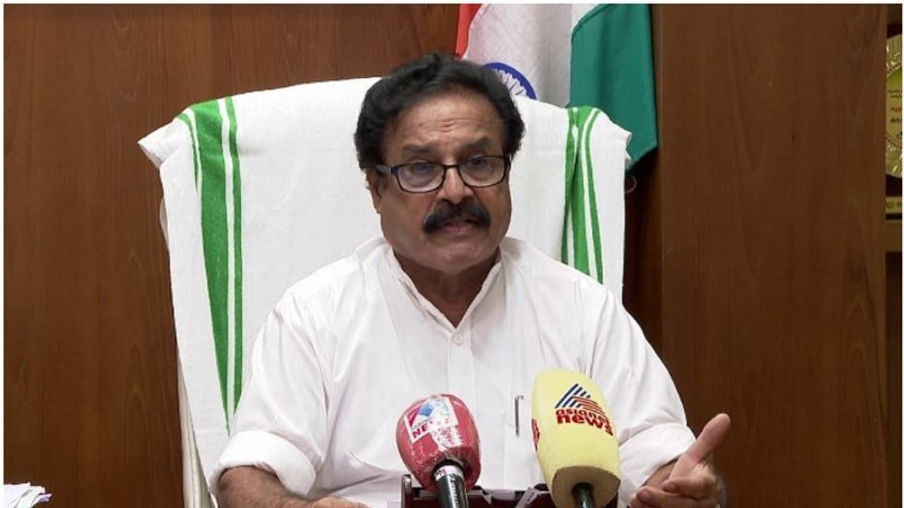 പണം വാങ്ങി പരസ്യ ബോര്‍ഡ് വെച്ചിടത്ത് തലങ്ങും വിലങ്ങും ഇലക്ഷൻ പോസ്റ്റർ, മേയർക്ക് സഹിച്ചില്ല, കളക്ടർക്ക് കത്ത്