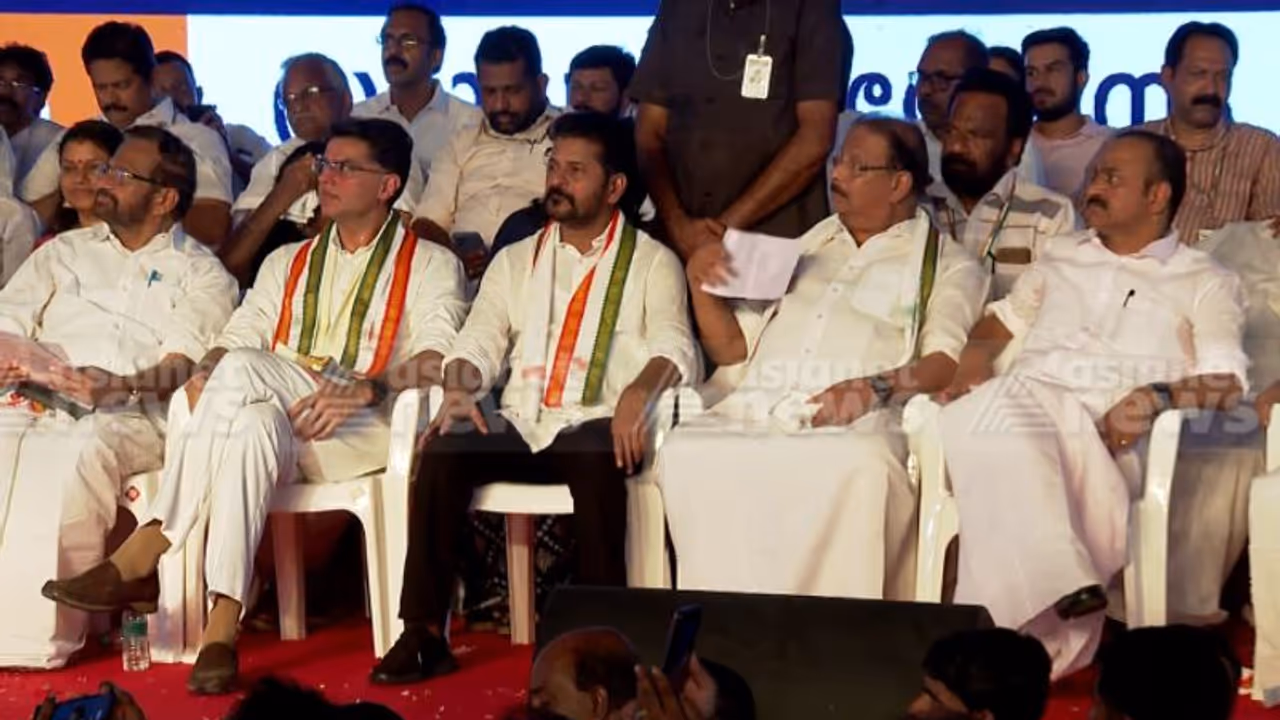 സമരാഗ്നി യാത്ര: മോദിക്കെതിരായ യുദ്ധമെന്ന് രേവന്ത് റെഡ്ഡി, കേരള സർക്കാർ അഴിമതിയിൽ മുങ്ങിയെന്ന് സച്ചിൻ പൈലറ്റ് സമരാഗ്നി യാത്ര: മോദിക്കെതിരായ യുദ്ധമെന്ന് രേവന്ത് റെഡ്ഡി, കേരള സർക്കാർ അഴിമതിയിൽ മുങ്ങിയെന്ന് സച്ചിൻ പൈലറ്റ്