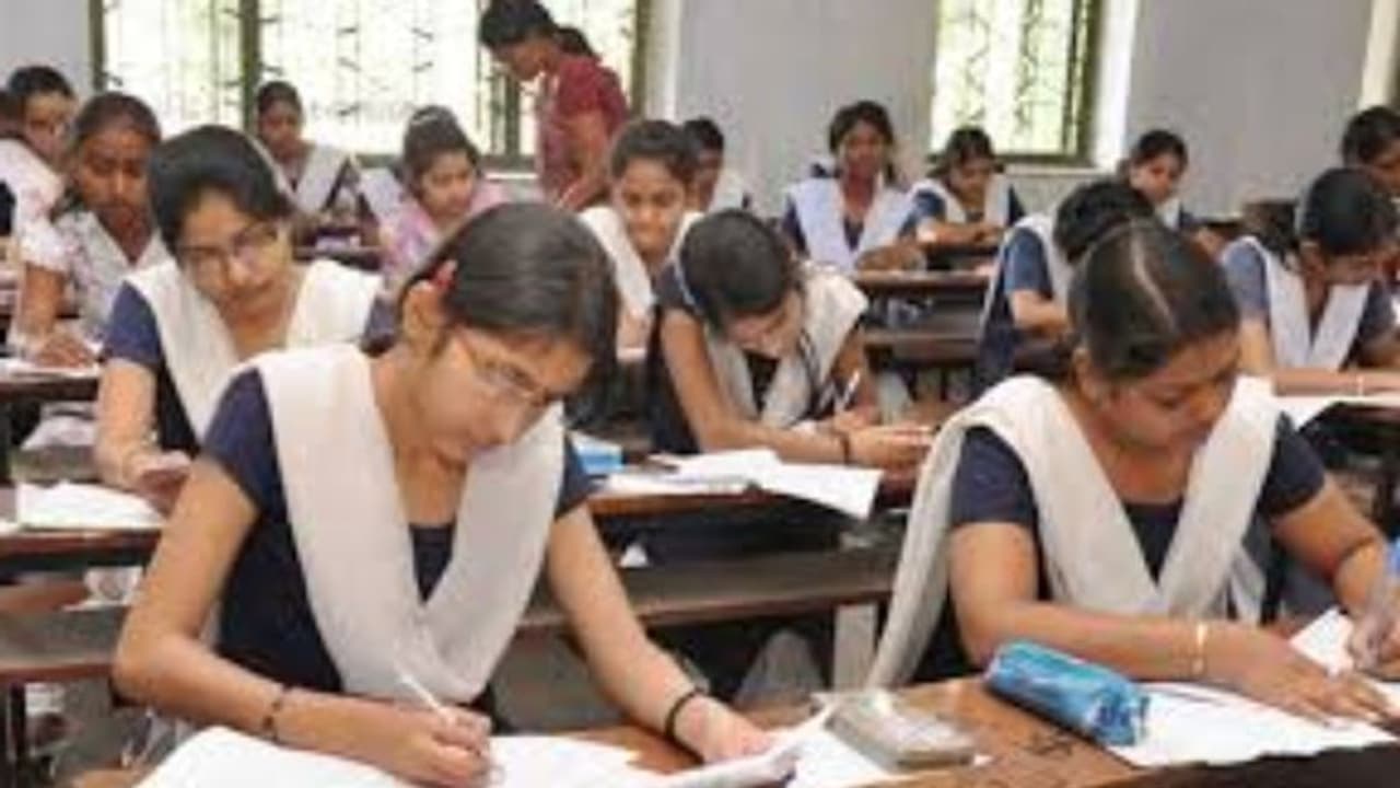 പ്ലസ് ടു ബയോളജി, കണക്ക് പരീക്ഷകളുടെ ചോദ്യപ്പേപ്പര്‍ ചോർന്നു; വാട്സ്ആപ്പിൽ പ്രചരിച്ചു; സംഭവം ഉത്തര്‍പ്രദേശിൽ