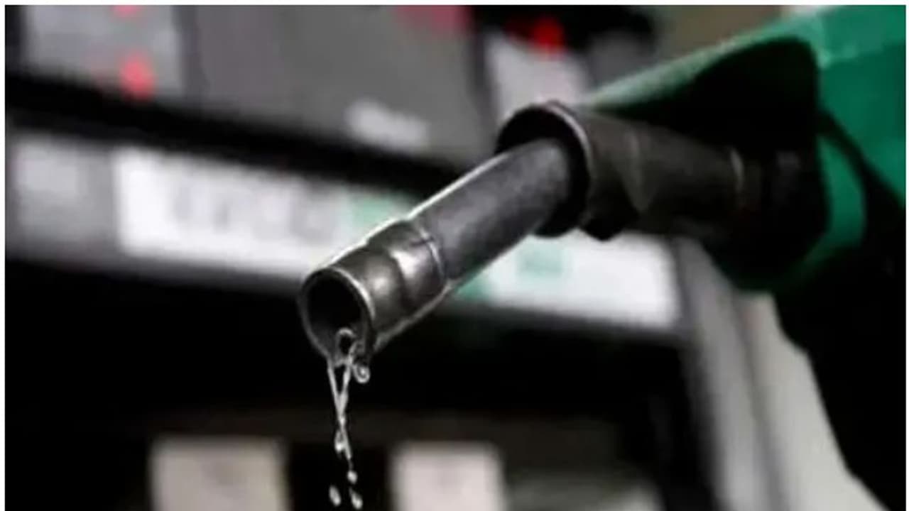 സന്തോഷ വാര്ത്ത! രാജ്യത്ത് പെട്രോളിന്റെയും ഡീസലിന്റെയും വില കുറച്ച് കേന്ദ്ര സര്ക്കാര് സന്തോഷ വാര്ത്ത! രാജ്യത്ത് പെട്രോളിന്റെയും ഡീസലിന്റെയും വില കുറച്ച് കേന്ദ്ര സര്ക്കാര്