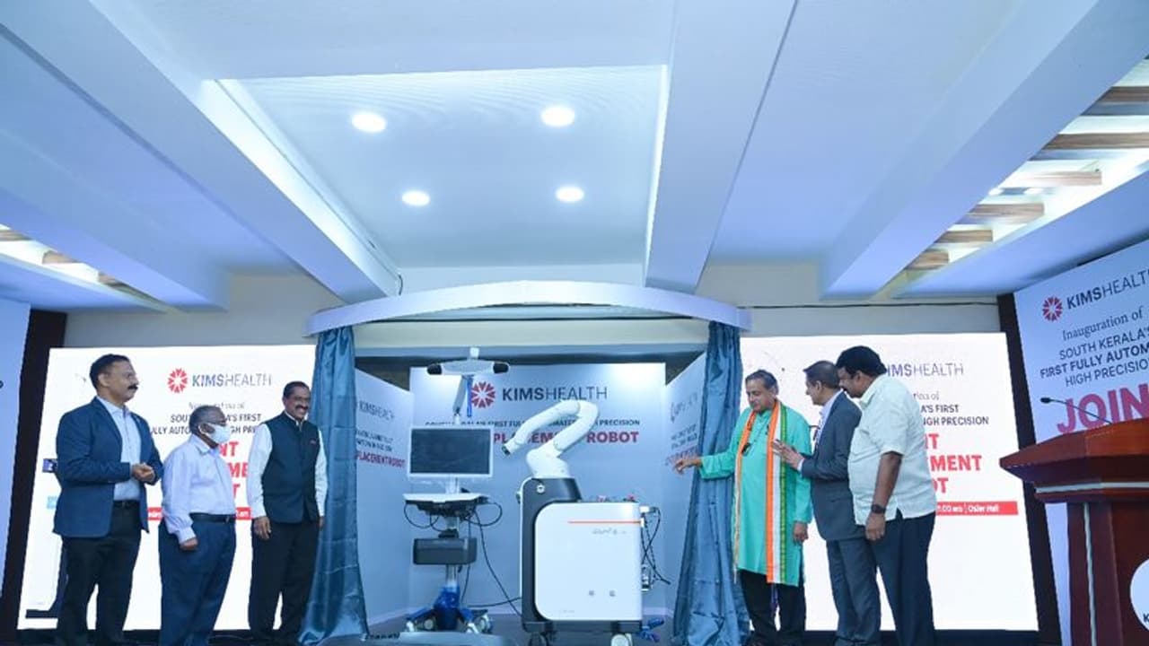 കിംസ്‌ഹെല്‍ത്തില്‍ നൂതന റോബോട്ടിക്ക് സര്‍ജറി സംവിധാനം ശശി തരൂര്‍ നാടിന് സമര്‍പ്പിച്ചു