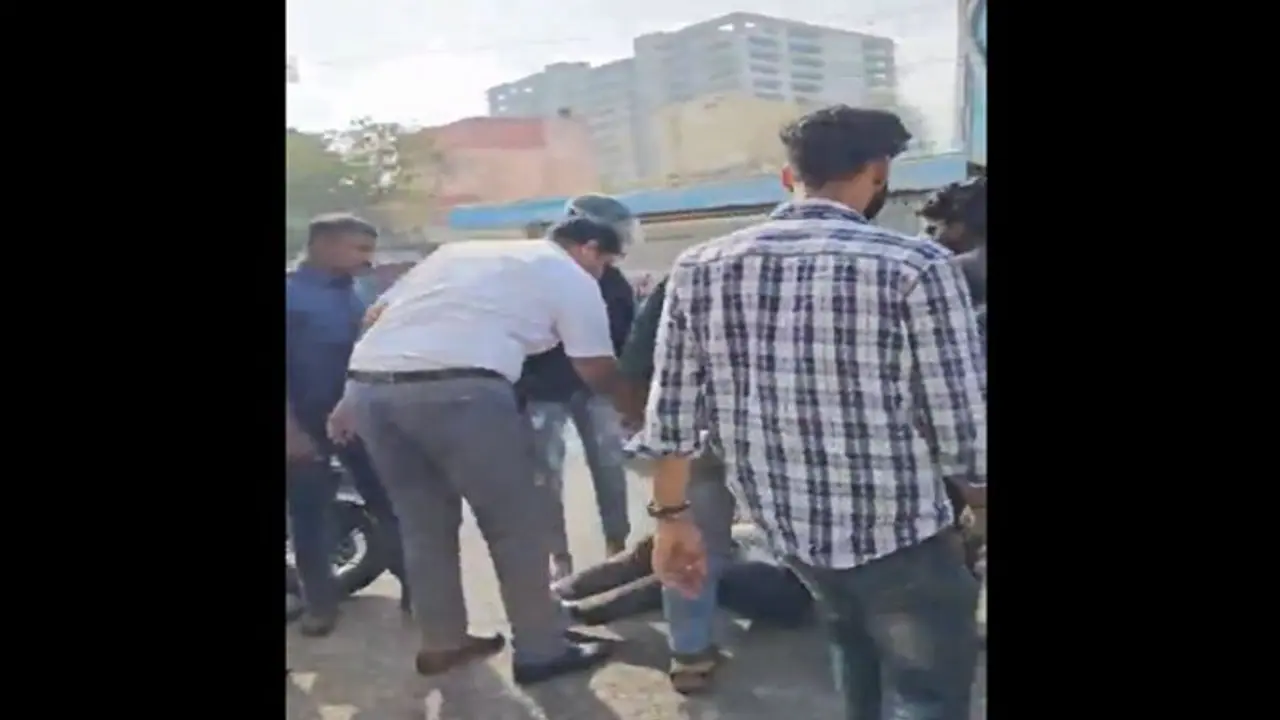 விபத்தில் காயமடைந்த நபர்: ஓடி வந்து மீட்ட அமைச்சர் டி.ஆர்.பி.ராஜா! விபத்தில் காயமடைந்த நபர்: ஓடி வந்து மீட்ட அமைச்சர் டி.ஆர்.பி.ராஜா!