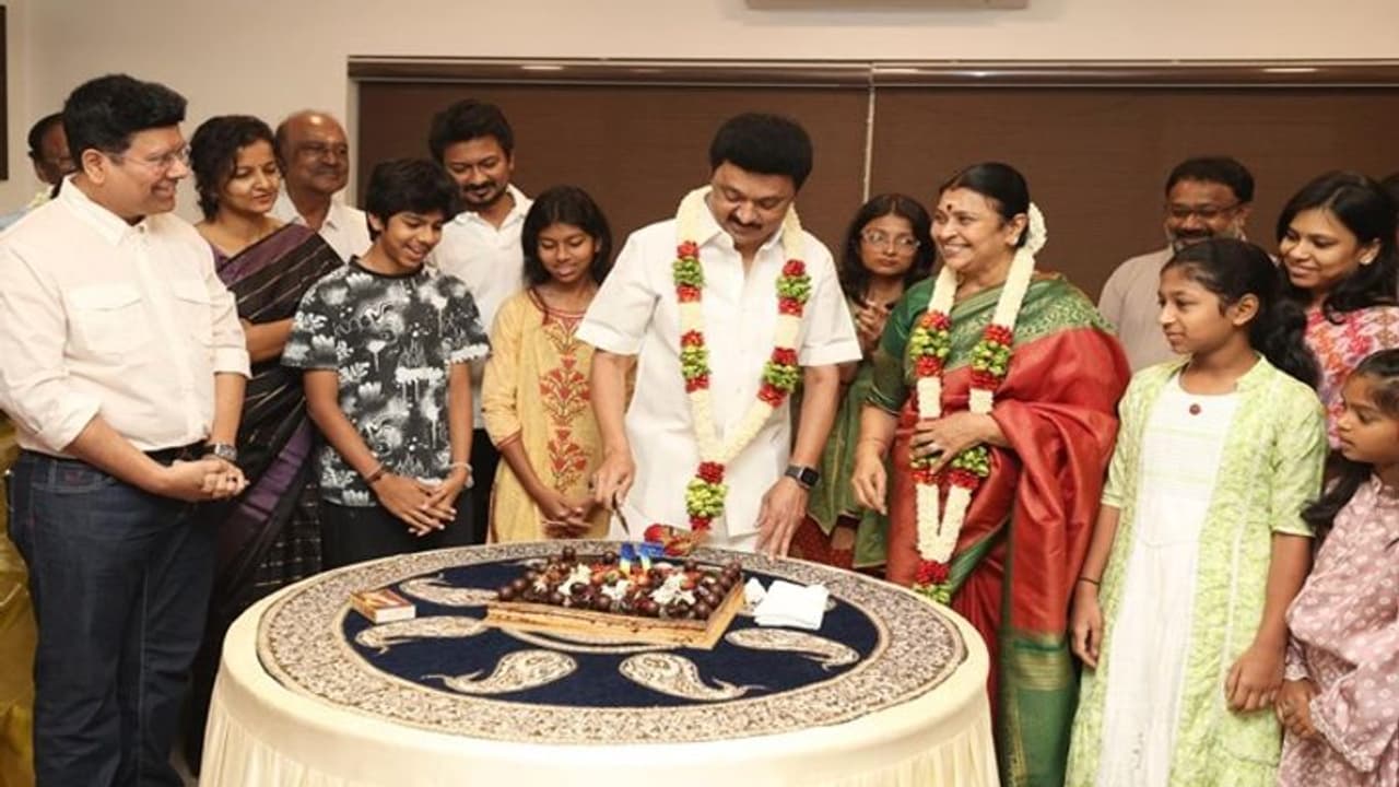 குடும்பத்தினருடன் கேக் வெட்டி பிறந்தநாள் கொண்டாடிய முதல்வர் ஸ்டாலின்!