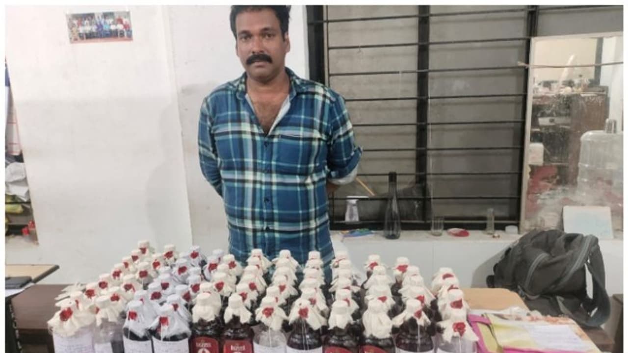 വീട്ടിലൊരു ചെറിയ മദ്യ ഗോഡൗൺ തന്നെ, ഡ്രൈ ഡേയിൽ വിൽപന ലക്ഷ്യം; രഹസ്യമായിത്തന്നെ എക്സൈസുകാരുമെത്തി വീട്ടിലൊരു ചെറിയ മദ്യ ഗോഡൗൺ തന്നെ, ഡ്രൈ ഡേയിൽ വിൽപന ലക്ഷ്യം; രഹസ്യമായിത്തന്നെ എക്സൈസുകാരുമെത്തി