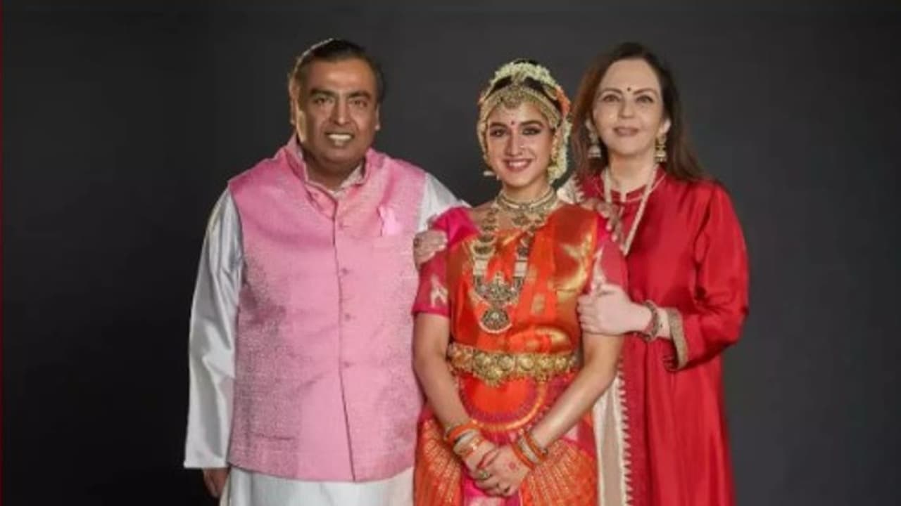 അനന്ത് അംബാനിയുടെ മനം കവർന്ന കൂട്ടുകാരി; ആരാണ് മുകേഷ് അംബാനിയുടെ ഇളയ മരുമകളാകുന്നത് അനന്ത് അംബാനിയുടെ മനം കവർന്ന കൂട്ടുകാരി; ആരാണ് മുകേഷ് അംബാനിയുടെ ഇളയ മരുമകളാകുന്നത്