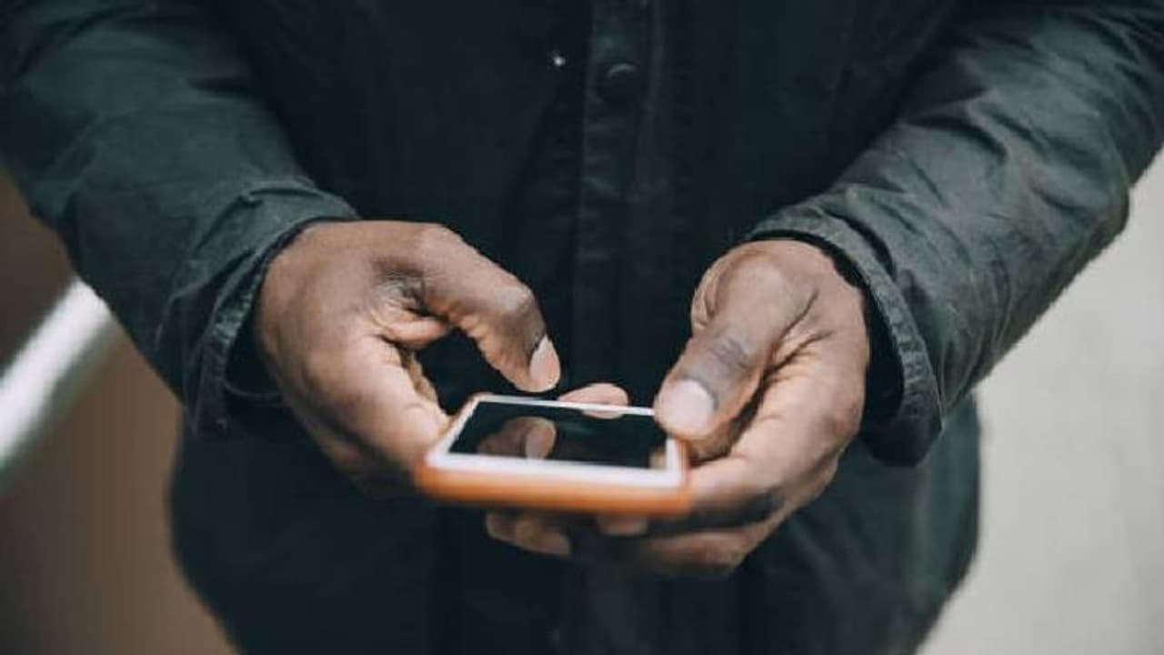 ലൈക്കിനും ഷെയറിനും വേണ്ടി കുഞ്ഞിനെ കൊല്ലുമോ? അപകടകരമായ ദൃശ്യങ്ങൾ വൈറൽ, പിന്നാലെ കേസ്