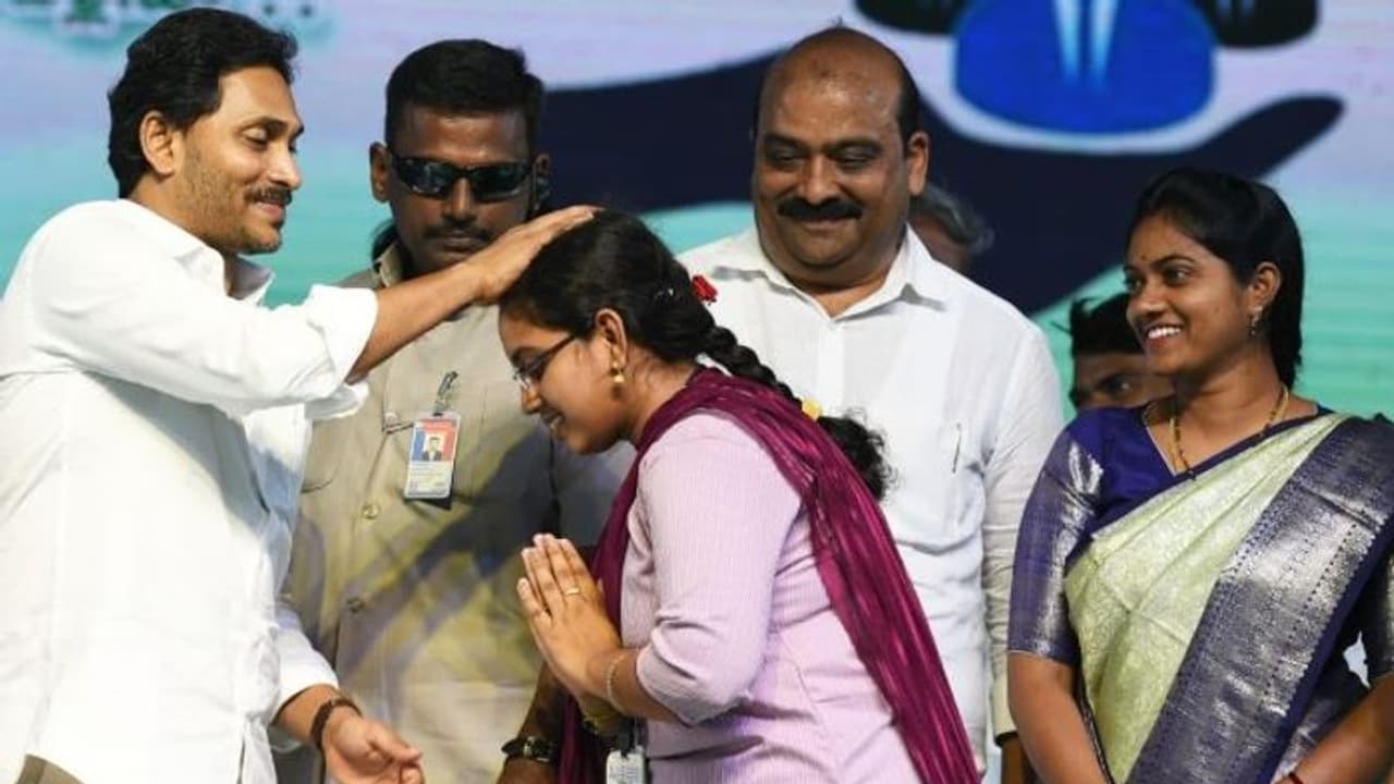 అమ్మలో సగం, నాన్నలో మరో సగమే మన జగనన్న..: ఓ విద్యార్థిని ఎమోషనల్ కామెంట్స్ అమ్మలో సగం, నాన్నలో మరో సగమే మన జగనన్న..: ఓ విద్యార్థిని ఎమోషనల్ కామెంట్స్